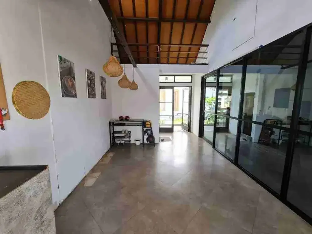 Rumah 2 Lantai 3 Kamar di Kawasan Villa Kerobokan Badung - Image 5 of 9