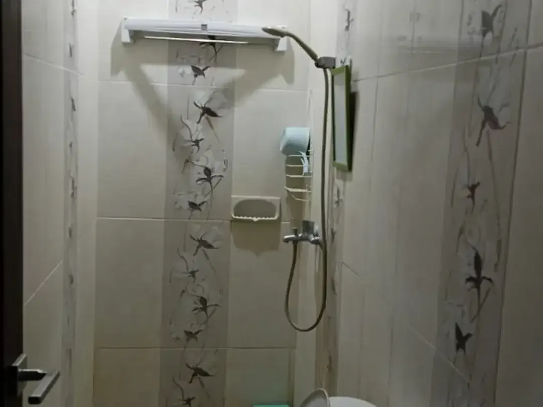 FOR RENT 3BR KAWASAN STARTEGIS SEMI FURNISHED DI PUSAT KOTA RENON - Image 10 of 10