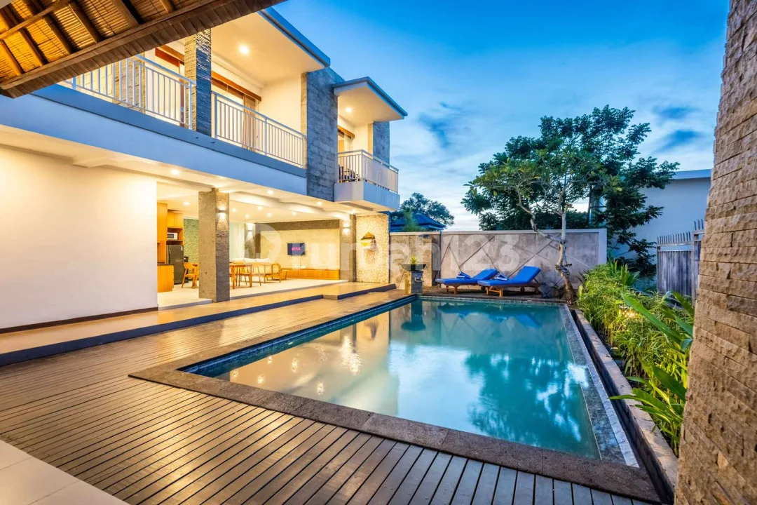 Villa Lantai 3 Dekat Gwk dan Pemandangan Laut Ada Kolam Renang Pribadi Full Furnished di Jimbaran - Image 1 of 4