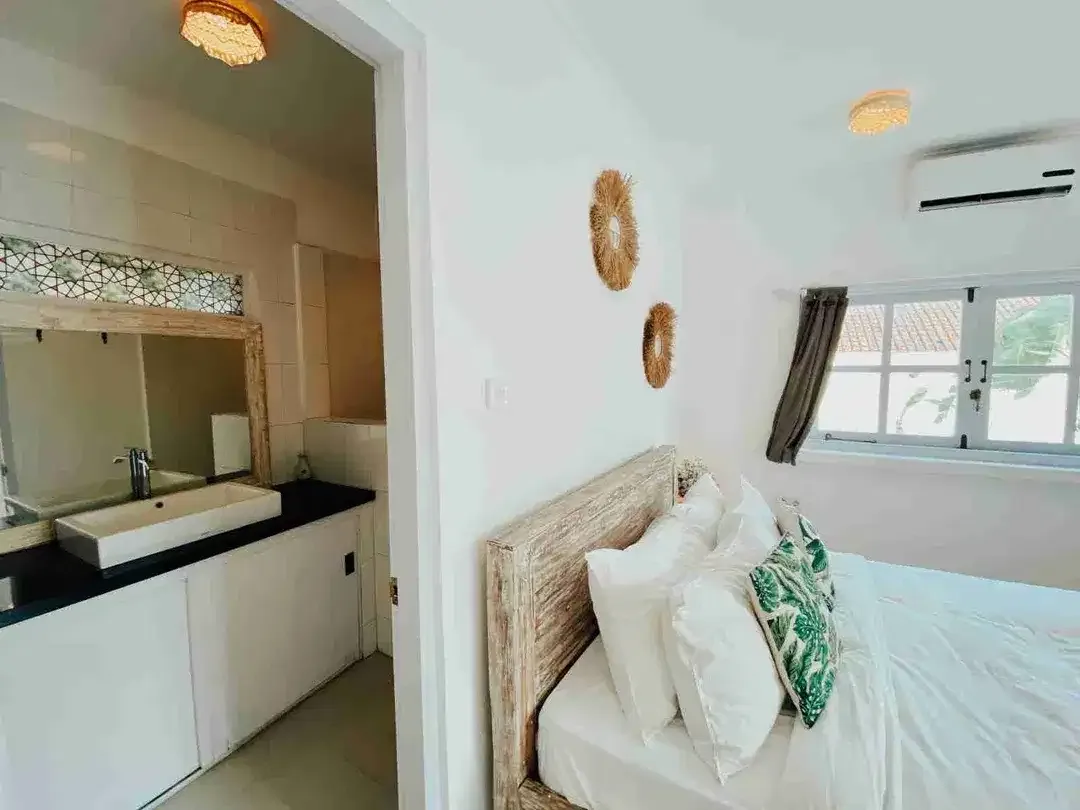 Villa Furnished 3 lantai Lokasi Jl Kunti Seminyak area Wisata dekat Pantai cocok untuk investasi. ld - Image 9 of 10