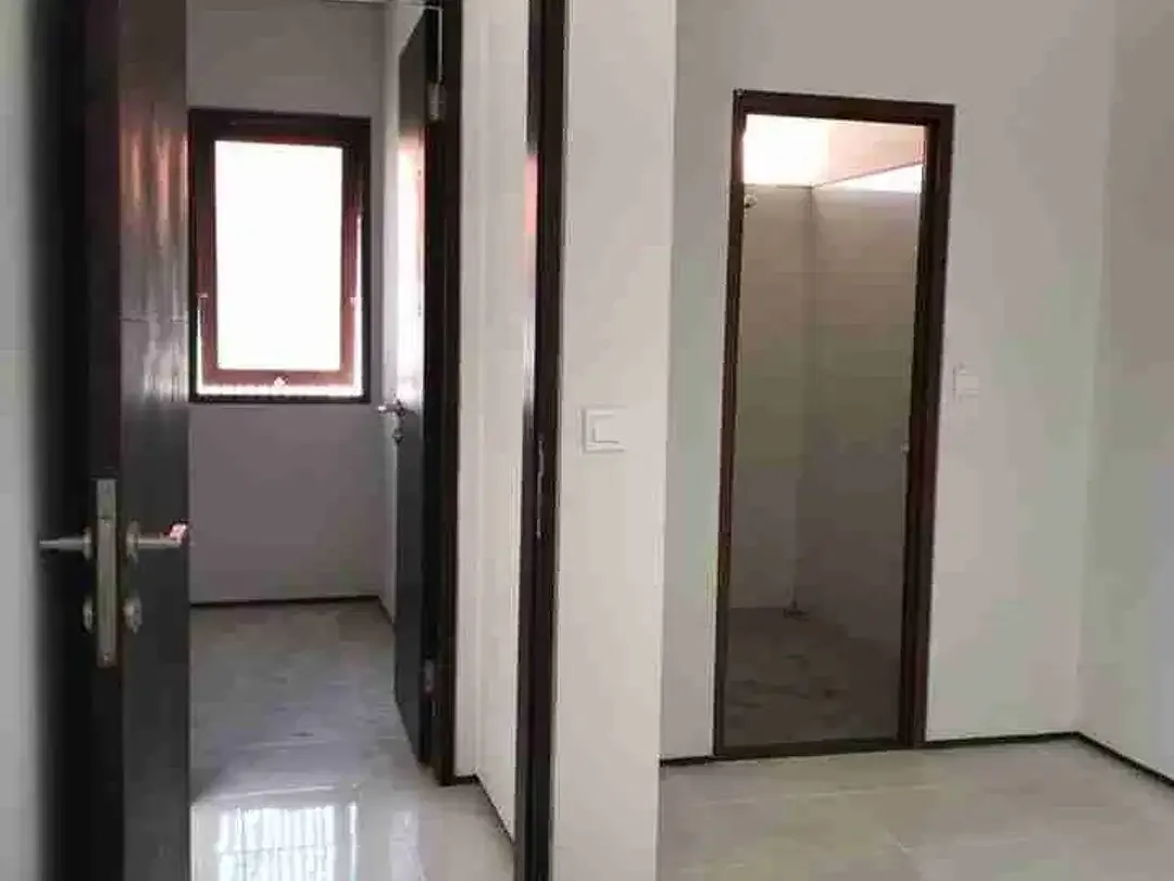 dijual rumah lantai 2 one gate dekat Asian internasional scool taman Rama purigading jimbaran Kuta Selatan Badung Bali - Image 4 of 10