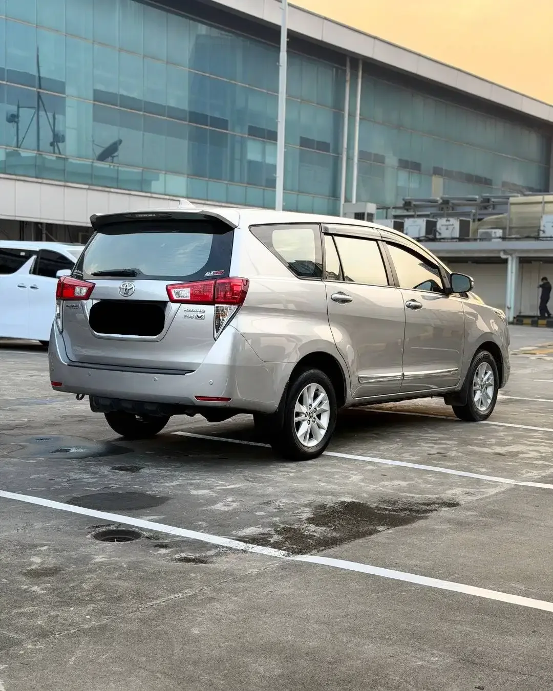 TOYOTA INNOVA V 2.4 DIESEL A/T 2020 - Image 4 of 10