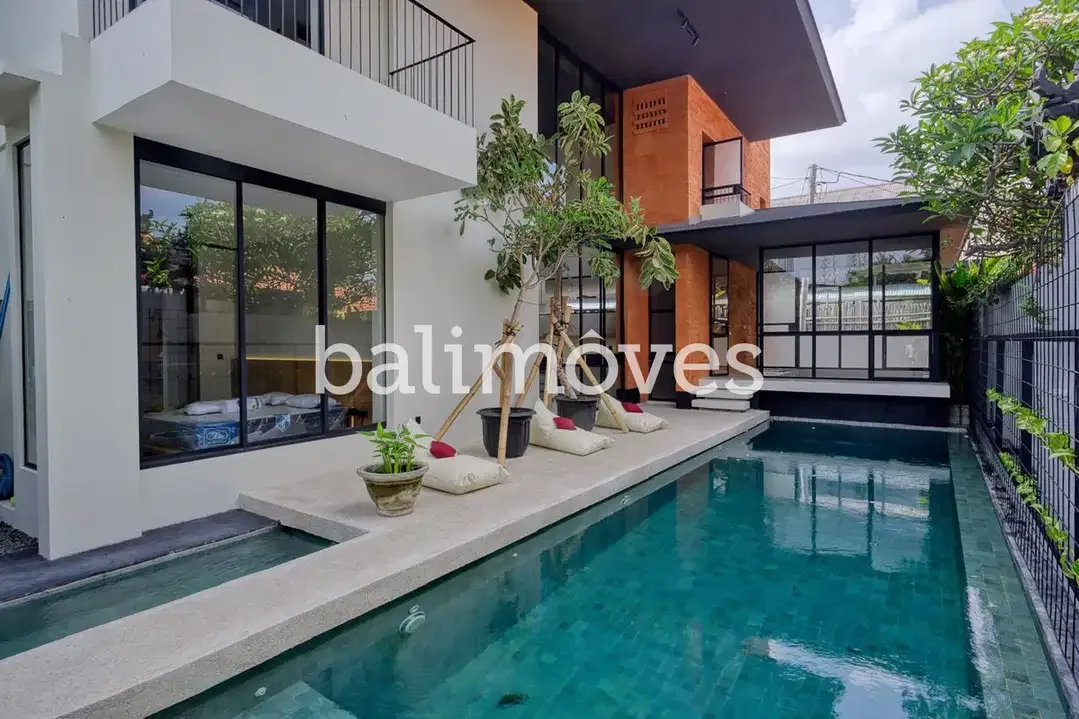 Modern Villa Empat Kamar Tidur Di Kerobokan - Image 1 of 10