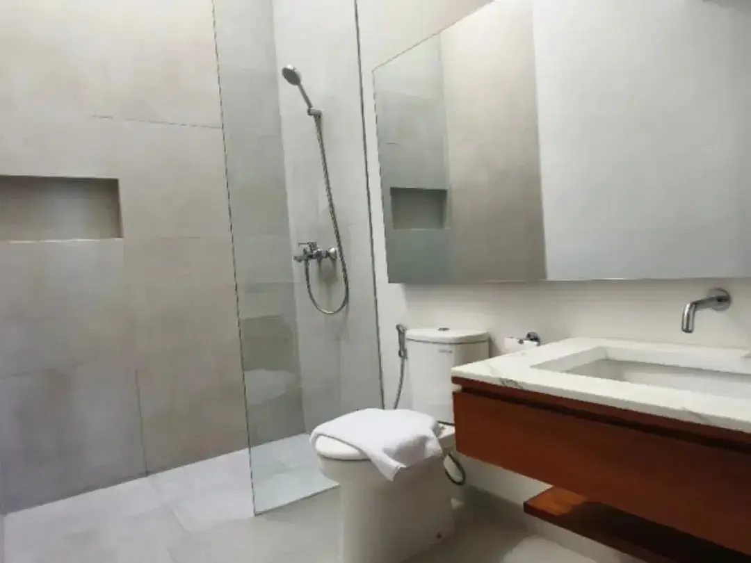 FREEHOLD OR LEASEHOLD STRATEGIC QUIET LUXURY VILLA IN RENON SANUR - Image 7 of 10