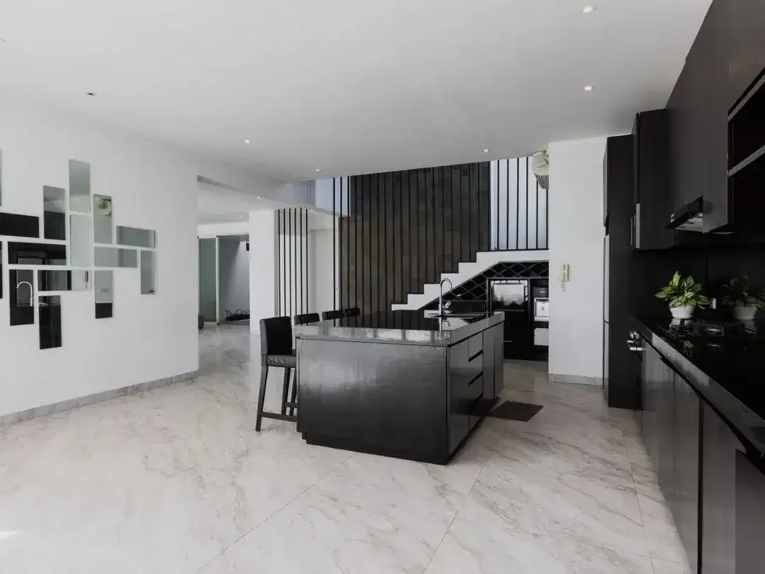 Freehold - Luxurious 4-Bedroom Villa in Ungasan: Modern Elegance and Prime Location - Image 5 of 10