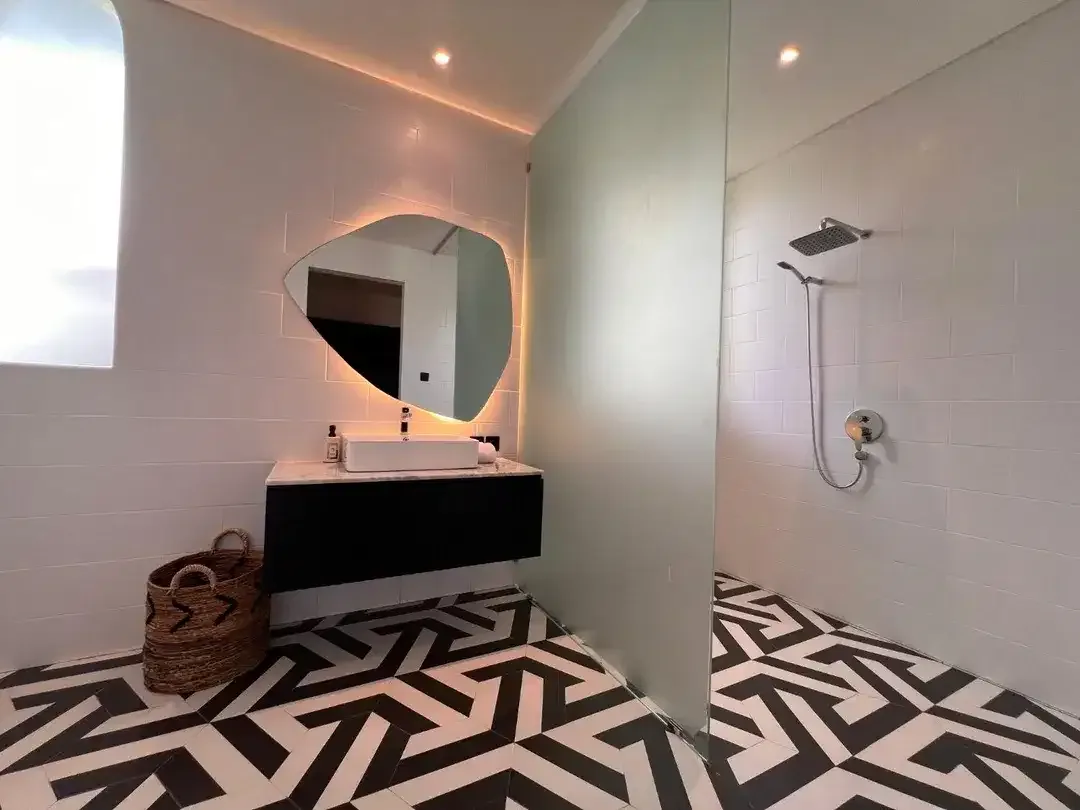 HIDDEN GEM 5 BEDROOMS MODERN TROPICAL STYLE JUNGGLE AND RIVER VIEW LOCATION AT MUNGGU - CANGGU - Image 10 of 10