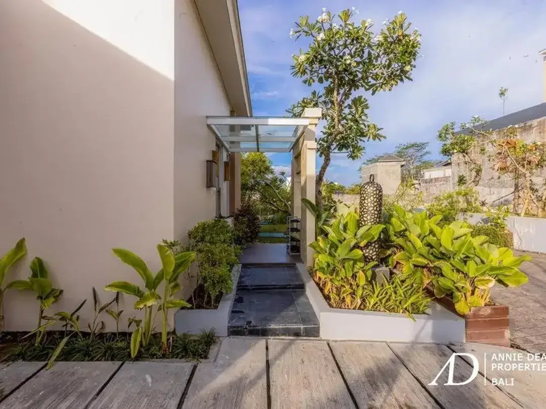 FREEHOLD MODERN 2-BEDROOM VILLA IN SECURE COMPLEX - NUSA DUA - Image 6 of 10