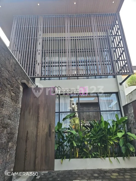 Dijual Villa Mewah Full Furnished dengan Private Pool | 3 KT di Batubolong, Canggu LT 120 M2 - Image 1 of 4