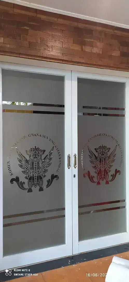 Ada banyak pilihan sticker sunblas motif, polos serta cutting bosku - Image 1 of 2