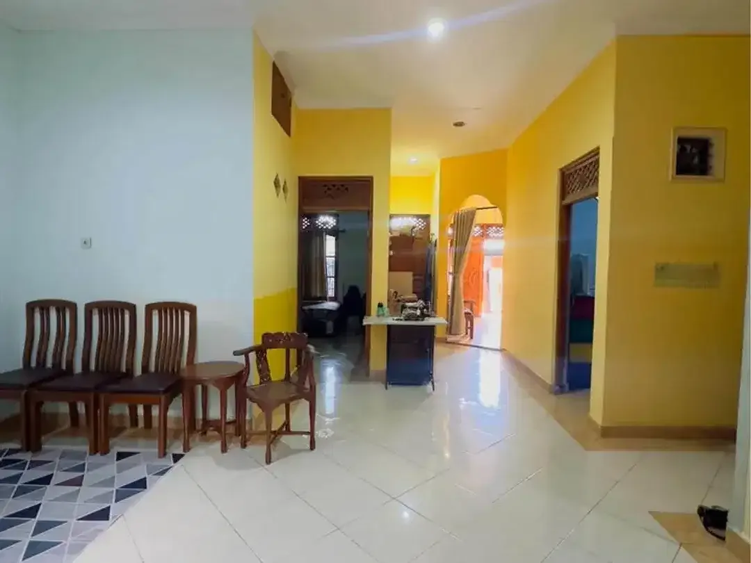 Dijual Rumah 1 lantai Masih terawat baik dan siap huni Lokasi Jl Gunung Resimuka - Image 4 of 10