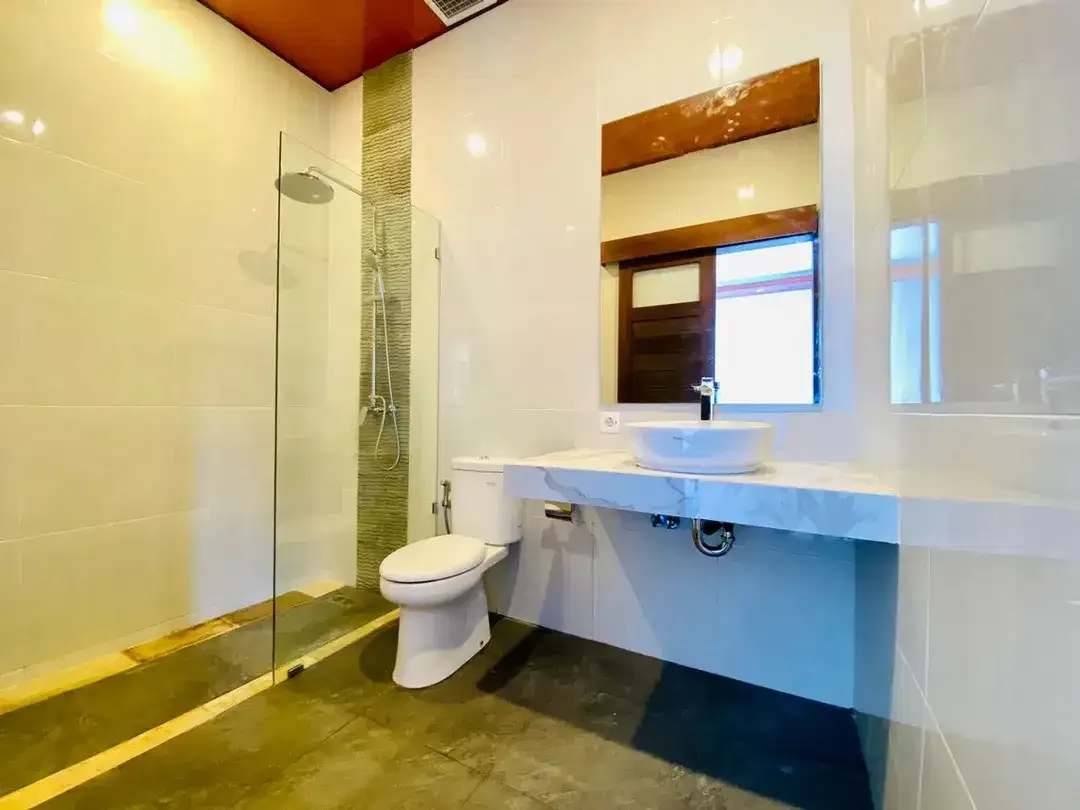 SANUR BEACHSIDE BRAND NEW DESIGNED VILLA OFFERS THE PERFECT BLEND OF MODERN COMFORT AND TROPICAL LIVING - Image 5 of 10