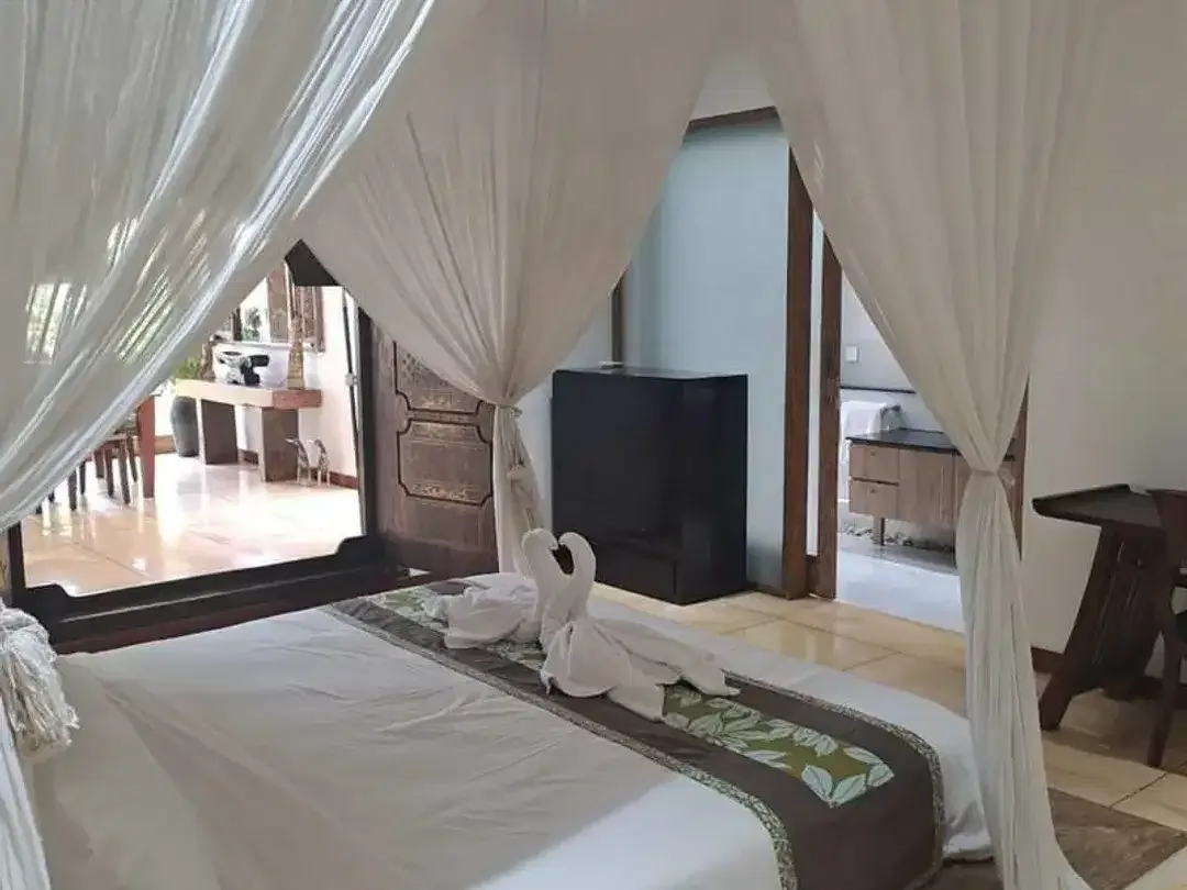 Freehold 4-Bedroom Villa in Batubelig, Seminyak - Image 7 of 10