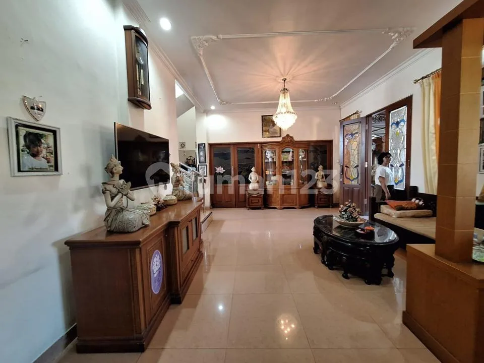 Dijual Rumah Mewah 2 Lantai di Ahmad Yani Selatan Denpasar Dekat Kantor Pajak - 3+1 KT - Image 1 of 4