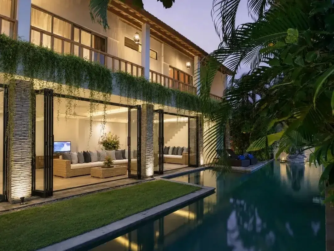 VILLA MEWAH DI PUSAT SEMINYAK FULL FURNISHED - Image 1 of 10