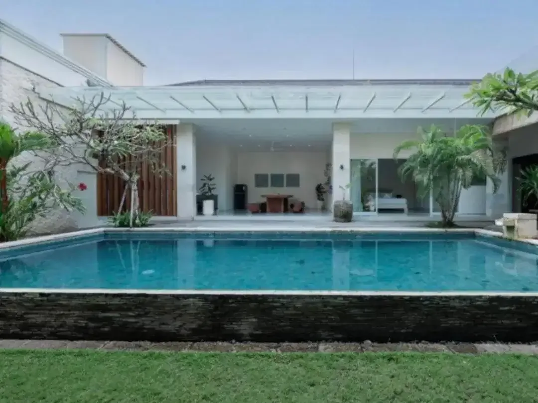 Villa 3 Kamar dengan Private Pool dan Jacuzzi Dekat Double Six Beach - Image 5 of 9
