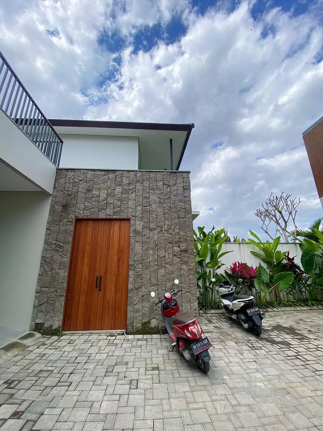 Villa Mewah Tropis Luas dan Elegan di Jantung Central Canggu Bali - Image 3 of 10