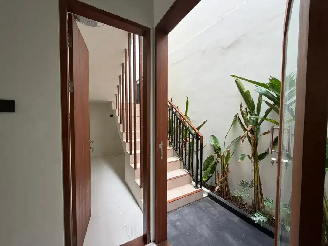 Dijual atau Disewakan Bulanan Villa Baru Modern 2 Lantai Lokasi Strategis di Taman Griya, Jimbaran. - Image 2 of 10