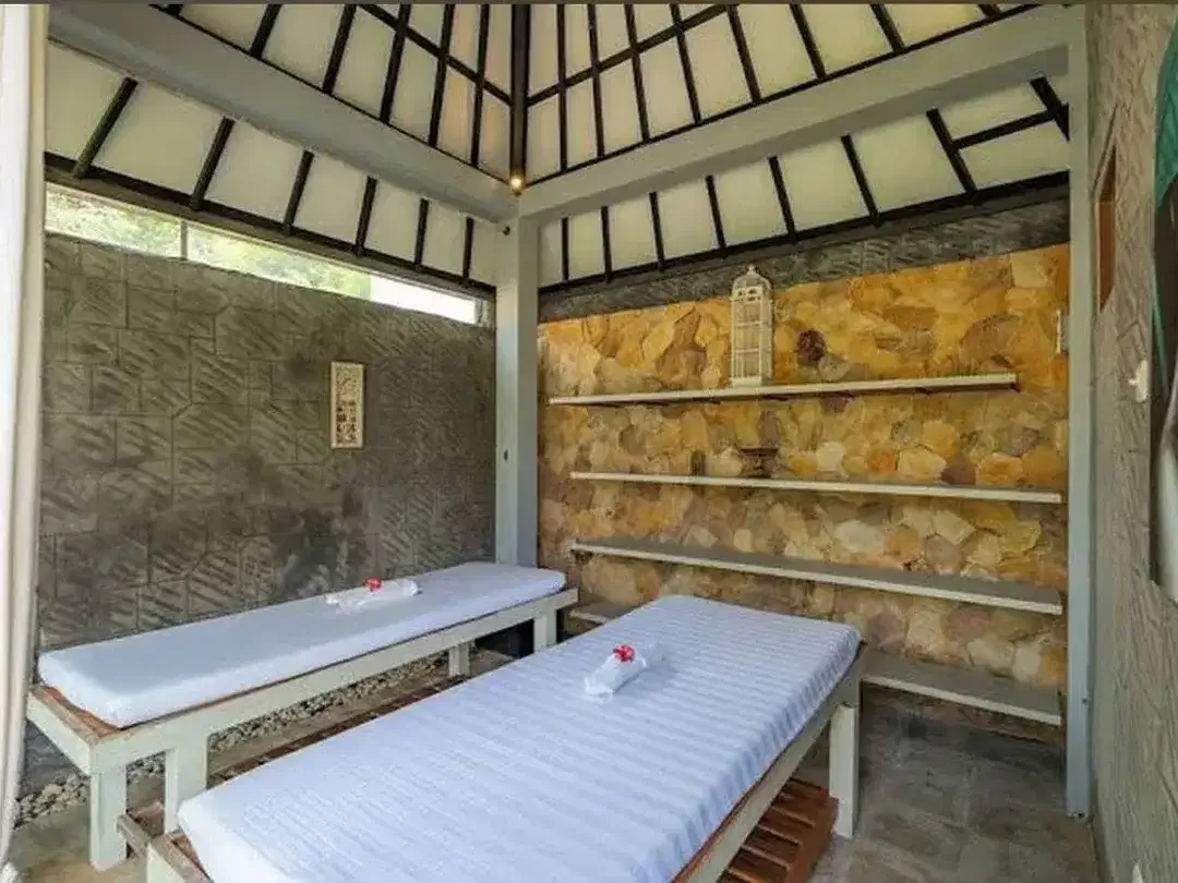 Disewakan Vila Mewah Kolam Renang Pribadi & Taman Luas di Sanur - Image 7 of 10