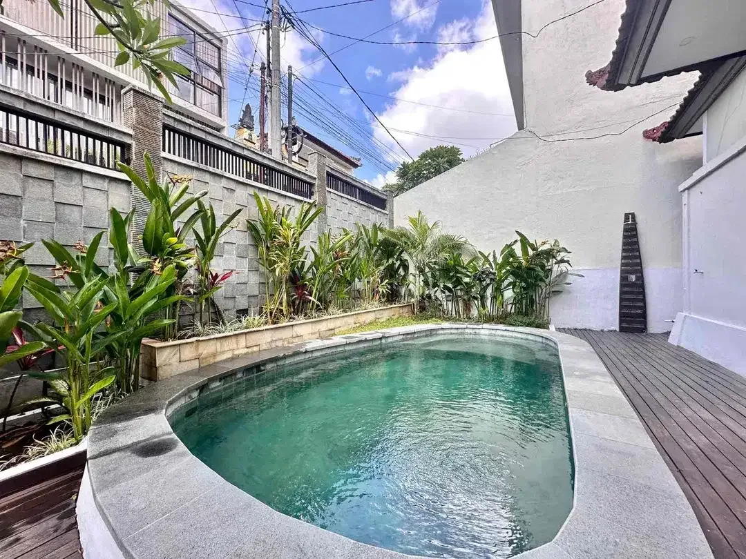 3 BEDROOMS MINIMALIST MODERN STYLE STRATEGIC LOCATION AT UMALAS - Image 1 of 10