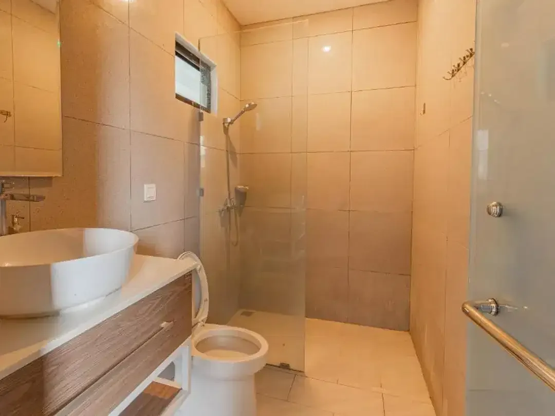 RARE FIND! VILLA 5 KAMAR TIDUR DI SANUR – POTENSI INCOME TINGGI & LOKASI PREMIUM ( 7 M ) ML/ LM - Image 6 of 10