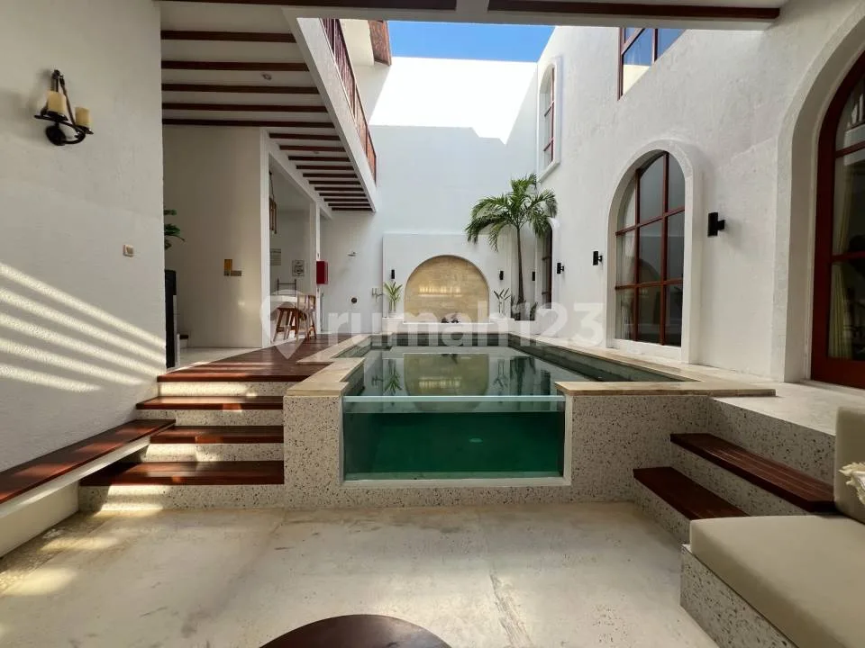 Villa di Umalas Kerobokan 3 Bedrooms 200M2 - Image 3 of 4