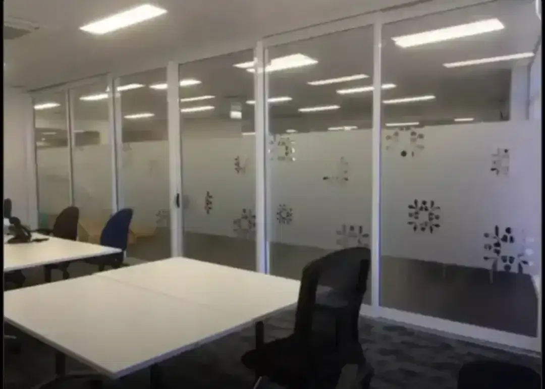 Terima pasang stiker sanblas pola gambar untuk kantor dan kaca film - Image 1 of 1