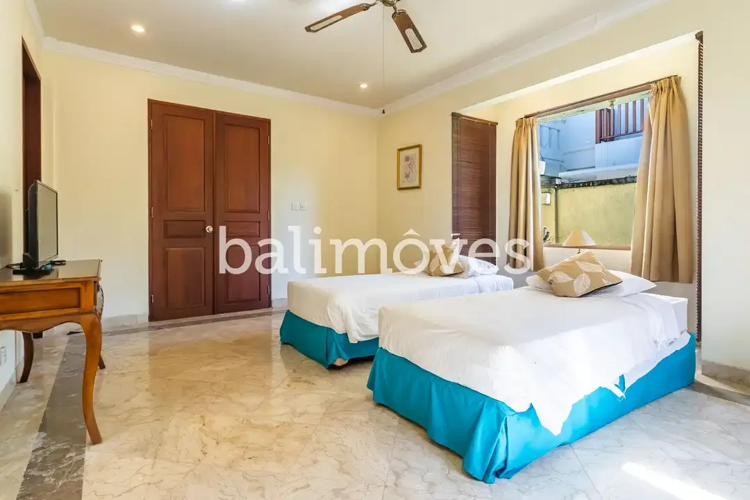 Villa Klasik dan Luas 5 Kamar Tidur Di Tepi Pantai Sanur - Image 2 of 10