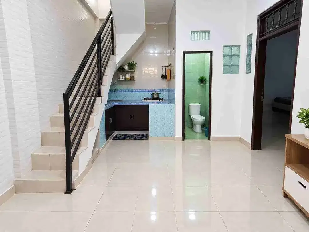 Rumah Sewa 2 Lantai di Dalung Permai, Kuta Utara — 5 Kamar Tidur - Image 2 of 5