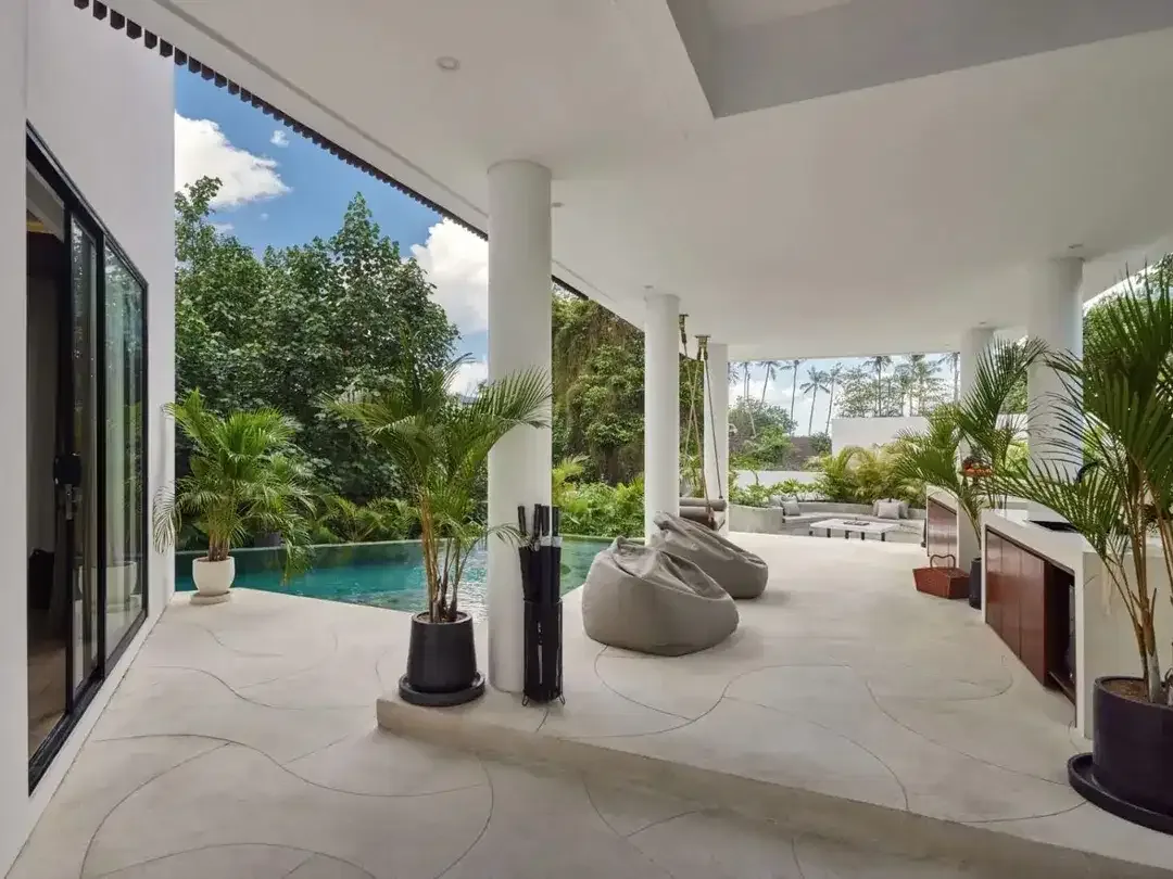A RARE OCEAN-VIEW 5-BEDROOM LUXURY VILLA IN PERERENAN - Image 5 of 10