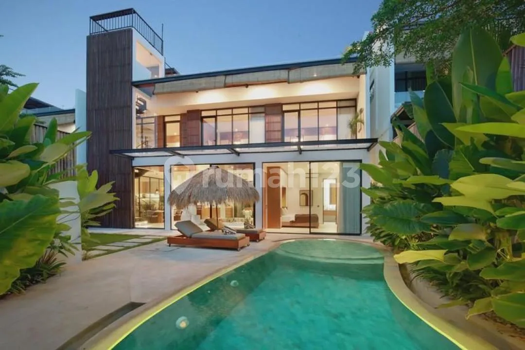 Leasehold - Luxury 4 BR Villa With Private Rooftop In Batu Bolong, Canggu, Bali - Image 1 of 4