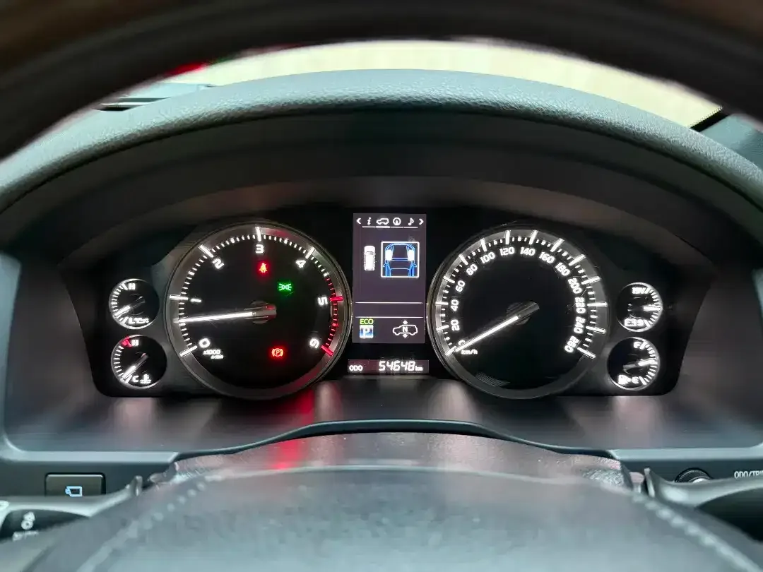 Toyota Land Cruiser 200 VXR 4x4 2020 - Image 6 of 10