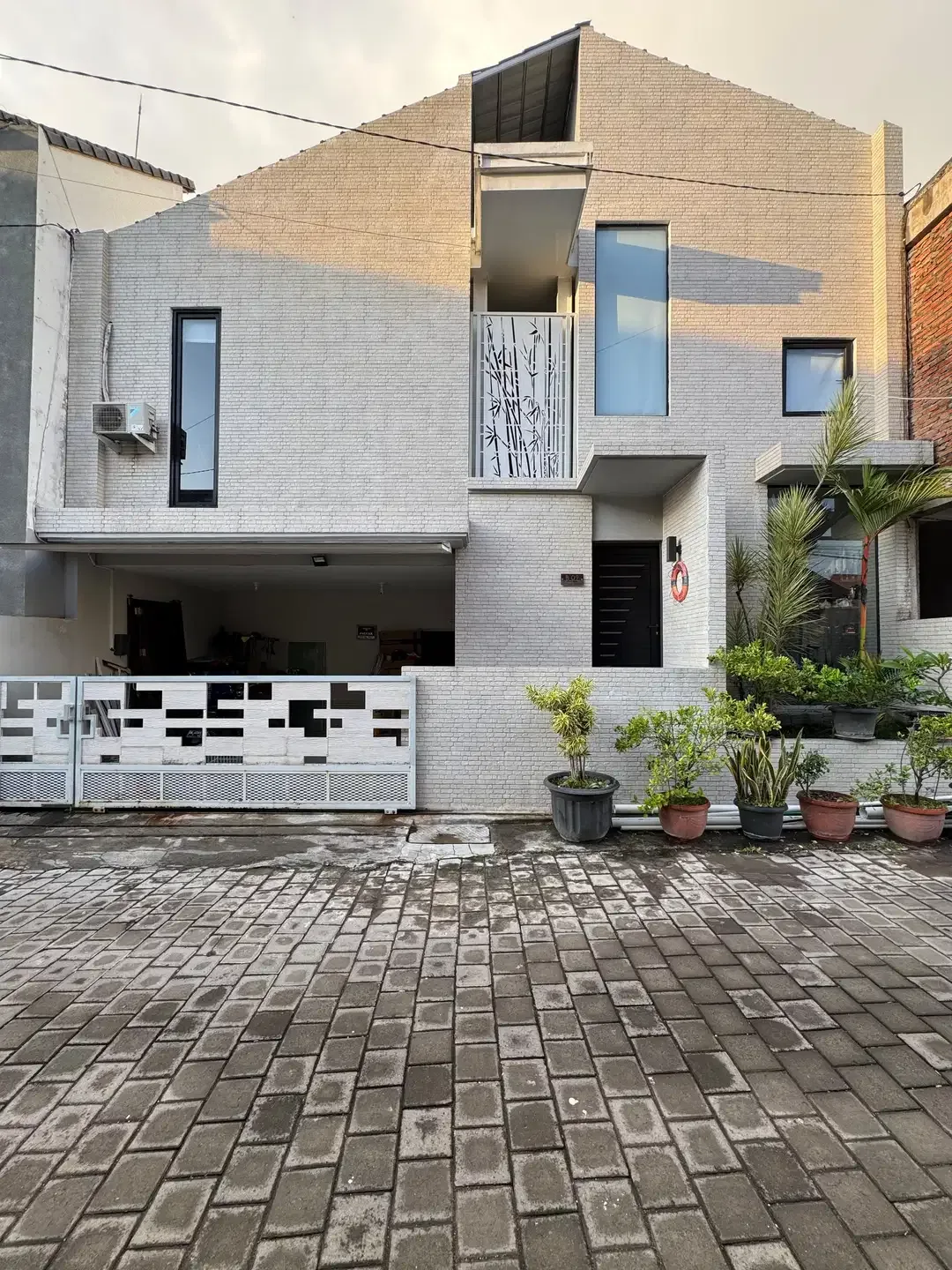 FOR SALE HUNIAN BAGUS READY UNIT 3 BR LOKASI KEROBOKAN PREMIUM - Image 2 of 9