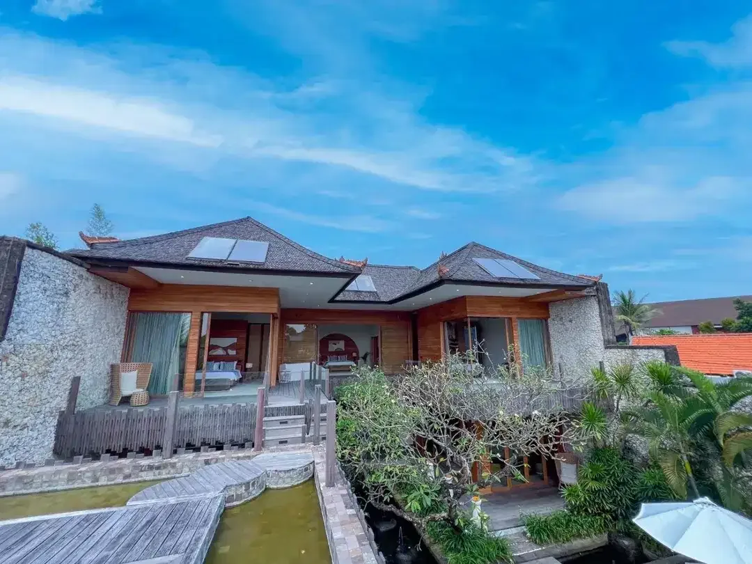 PRIVATE LUXURY VILLA IN SEMINYAK JUST 300 METERS WALKING DISTANCE TO THE BEACH - Image 4 of 10