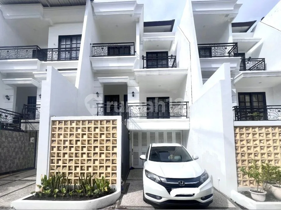 Baru! Rumah 3 Lantai di Tengah Kota Siap Huni - Image 1 of 4