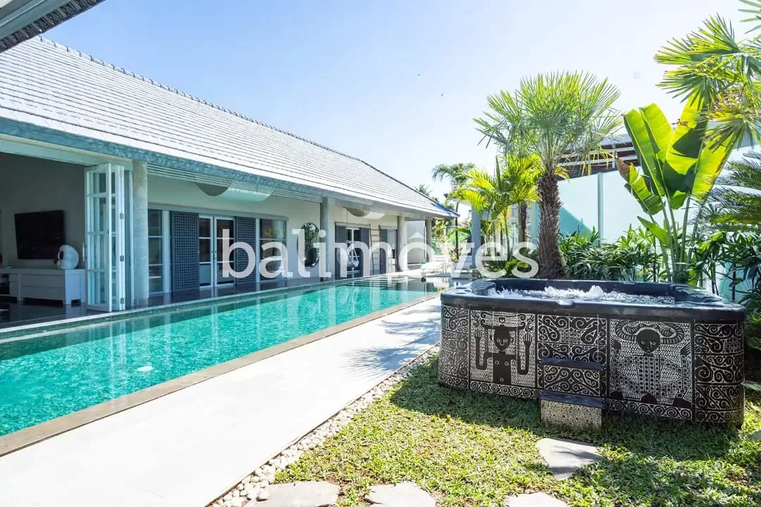 Villa Luas Empat Kamar Tidur Di Tepi Pantai Sanur - Image 6 of 10