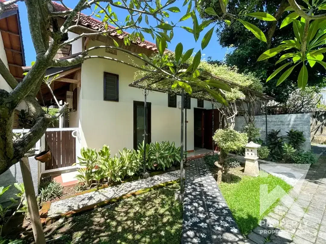 Vila 1 Kamar Tidur dengan Kolam Renang Bersama di Sanur Bali untuk Disewakan Bulanan - Image 1 of 10