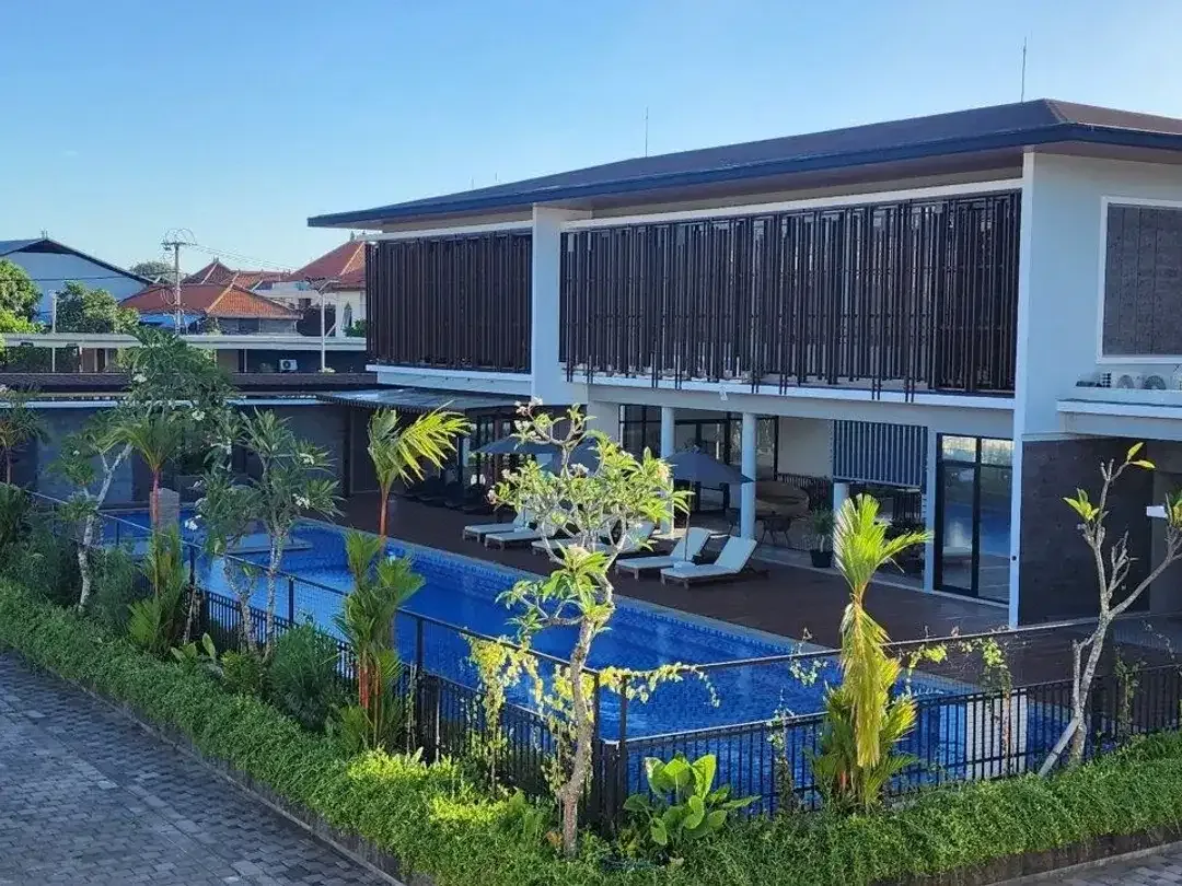 Dijual rumah ready unit fully furnished di perumahan elite one gate system dengan fasilitas club house - Image 9 of 10