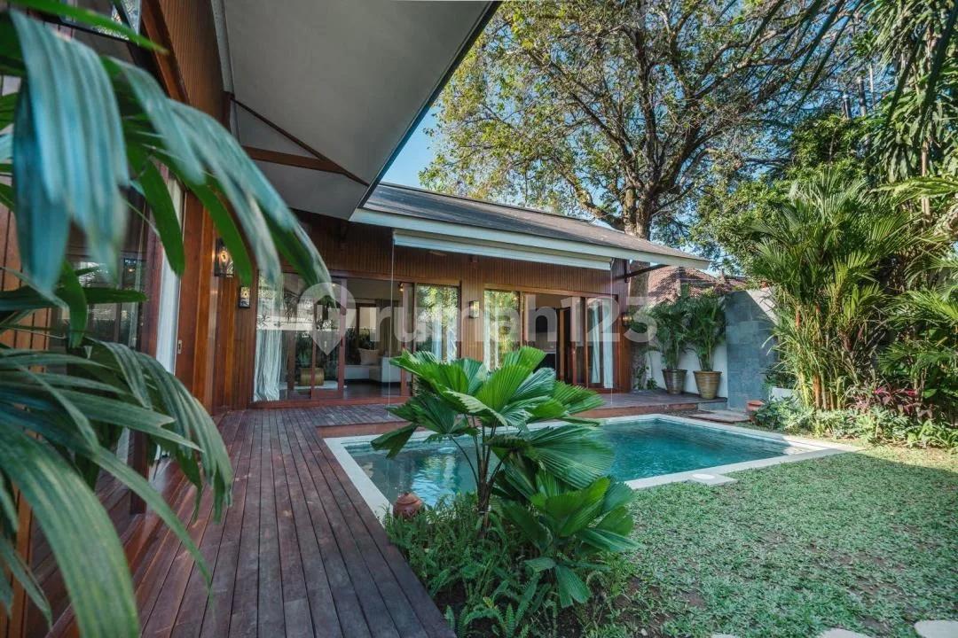 Villa Strategis Luas Ada Garasi Pool Full Furnished di Sanur - Image 1 of 4