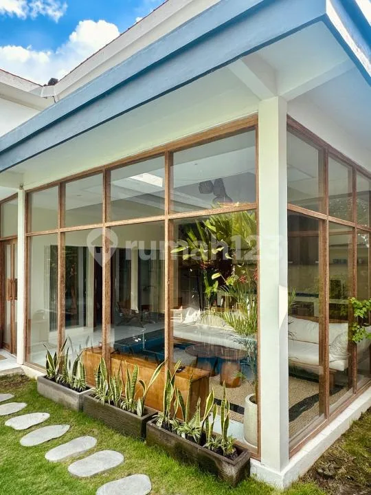 Villa Tenang & Menawan 2 Kamar Tidur Dekat Pantai Pererenan - Mengwi, Bali - Image 1 of 4