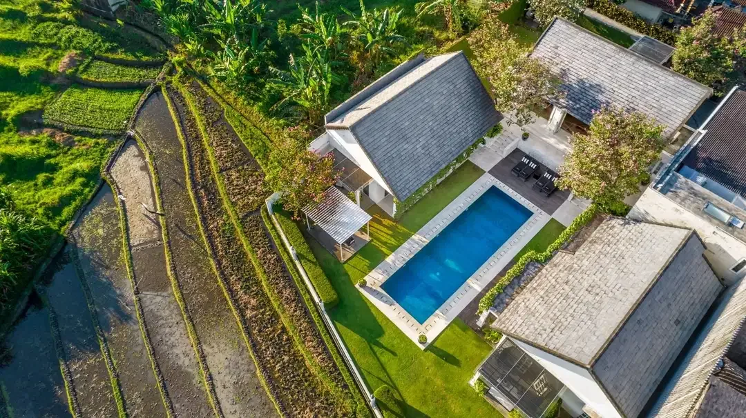 4 BEDROKMS VILLA EDOS IN TUMBAK BAYUH FOR RENT - Image 1 of 10
