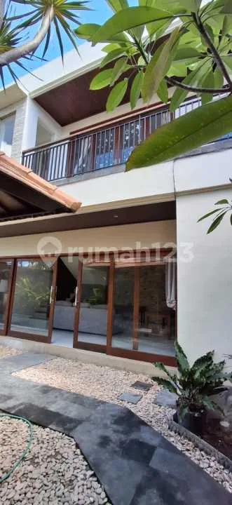 Disewakan Villa 3 Bedroom di Pusat Petitenget Bali - Image 1 of 4