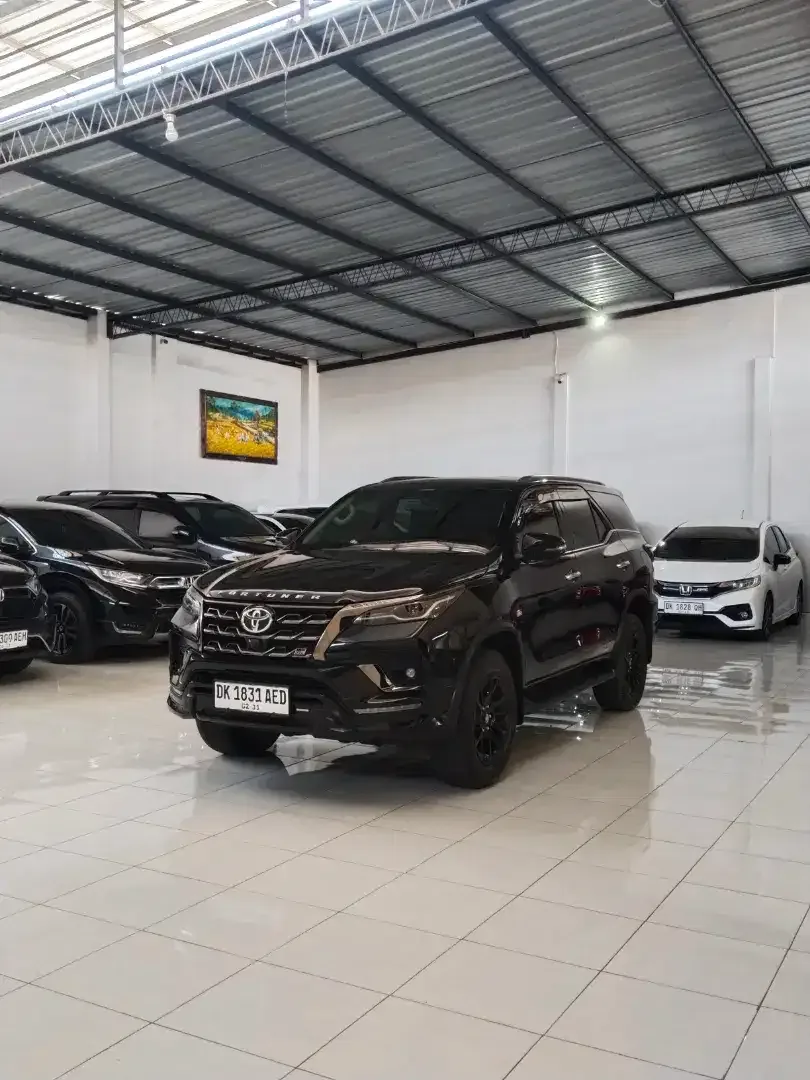 FORTUNER SRZ GR SPORT AT BENSIN LOW KM SEPERTI BARU DEALER - Image 1 of 10