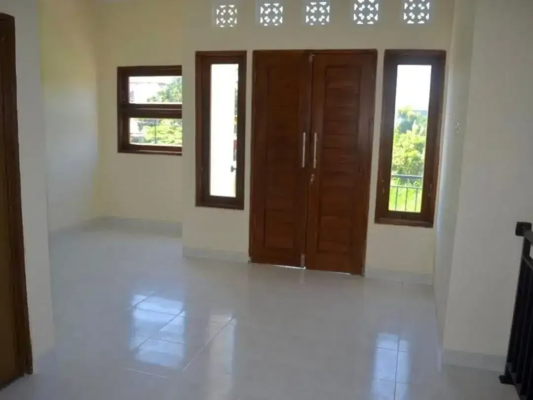 Rumah Unfurnished 2 Lantai dengan 4 Kamar Tidur Disewakan di Renon - Image 3 of 6