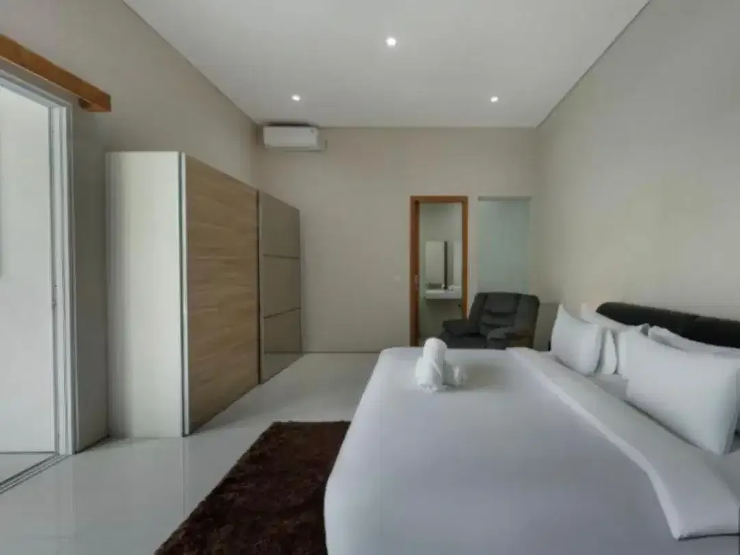 Villa 3 Kamar dengan Private Pool dan Jacuzzi Dekat Double Six Beach - Image 8 of 9