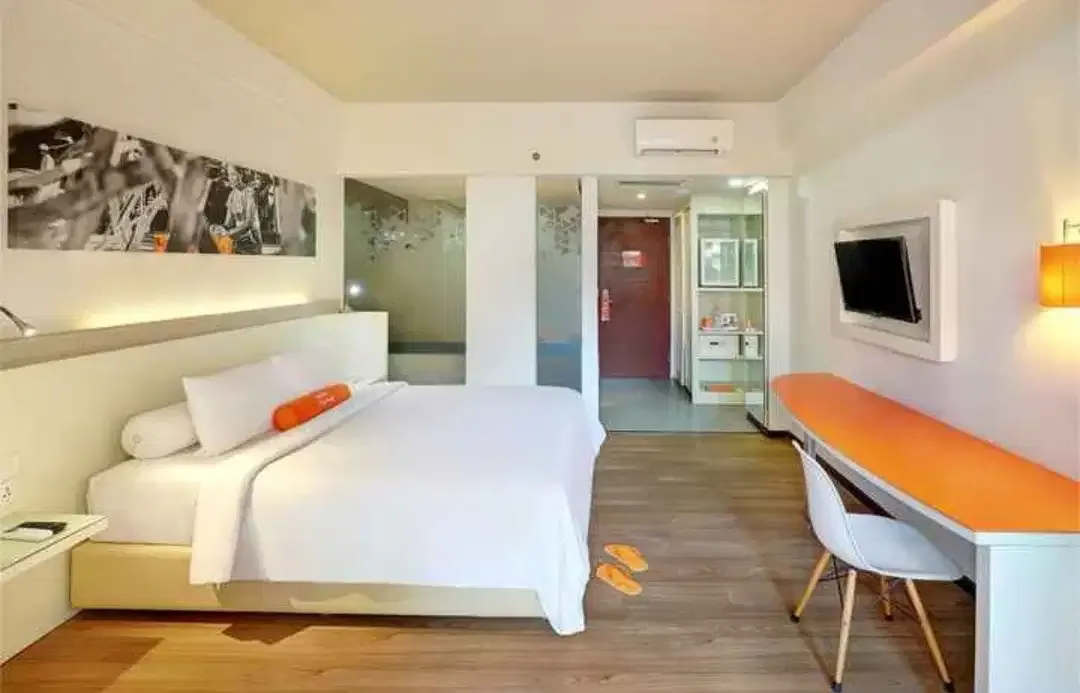 Condotel Hotel Harris Strategis Di Seminyak Kuta Bali S7058 - Image 1 of 5