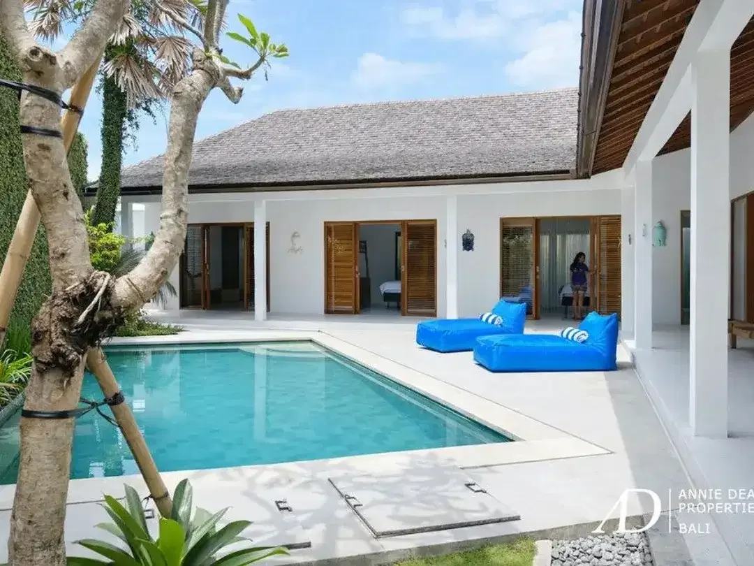 FREEHOLD | SINGLE-LEVEL TROPICAL VILLA WITH PRIVATE POOL - Image 4 of 10