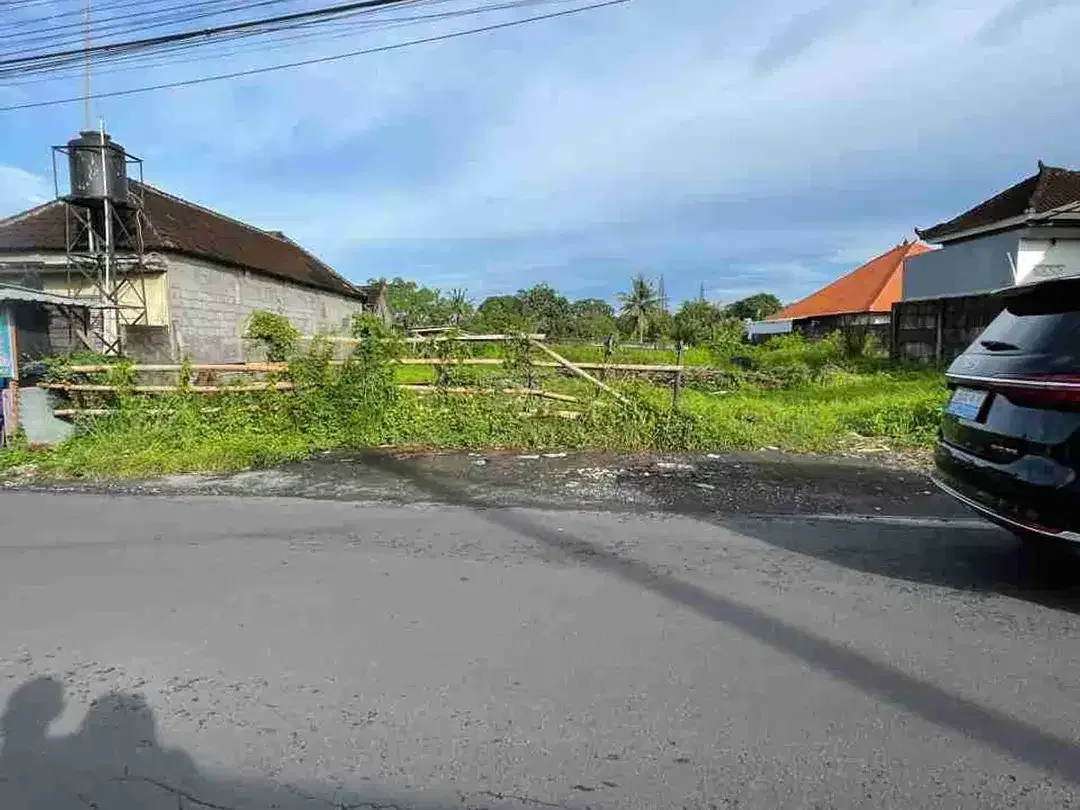 TANAH PREMIUM JALAN UTAMA MUNGGU KAPAL BADUNG 
KAWASAN RAME JALUR ALTERNATIF DEKAT PERUMAHAN SRIKANDI MENSION 
DEKAT TUMBAK BAYUH
10 MENIT KE PANTAI SESEH - Image 1 of 6