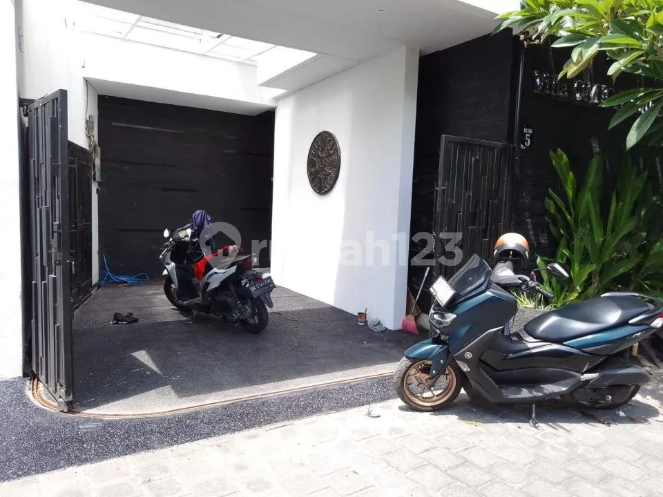 Villa 2 Lantai Furnished Pool Parkiran Lingkungan Elit di Umalas - Image 1 of 4