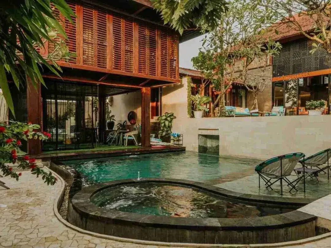 Luxury Villa Kerobokan dengan Taman Tropis dan Gym - Image 1 of 10
