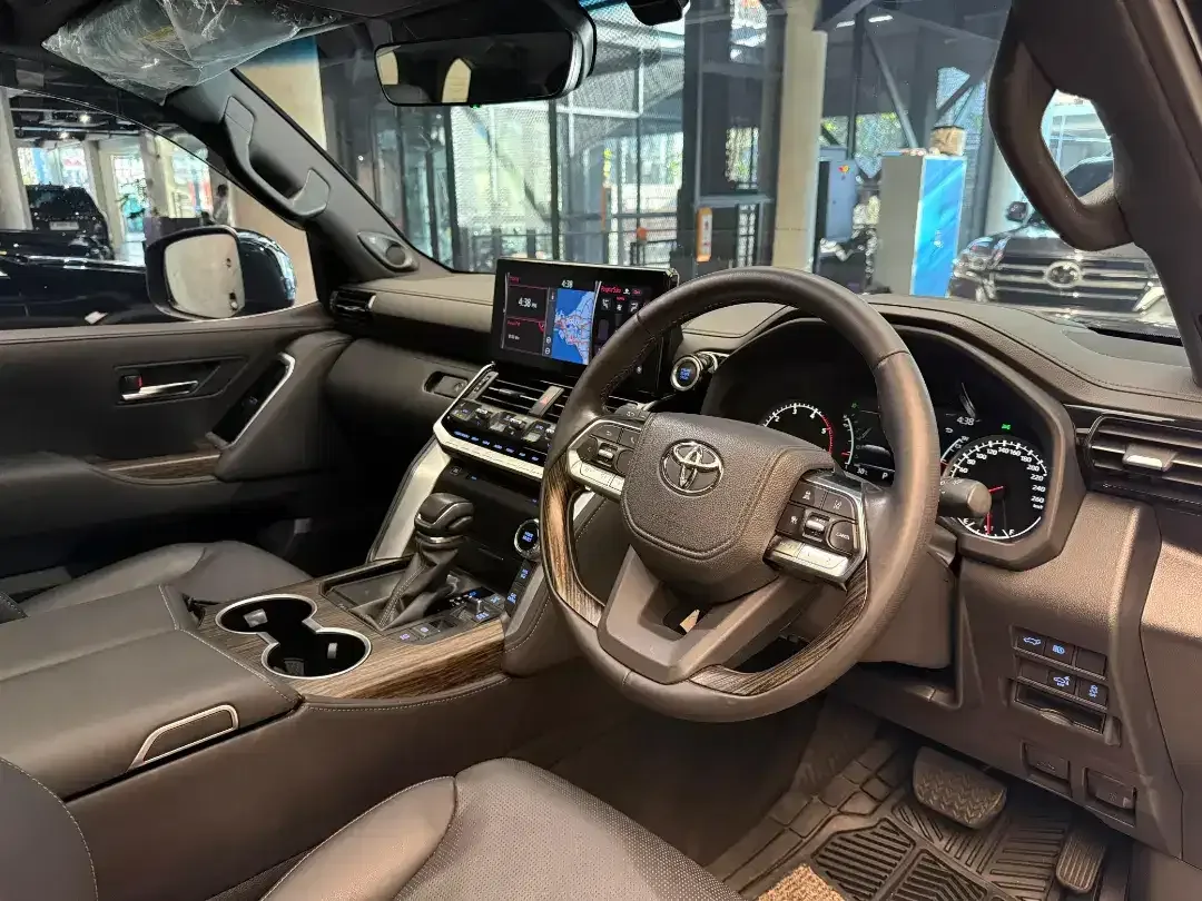 Toyota Land Cruiser 300 VXR 4x4 2024 - Image 6 of 10